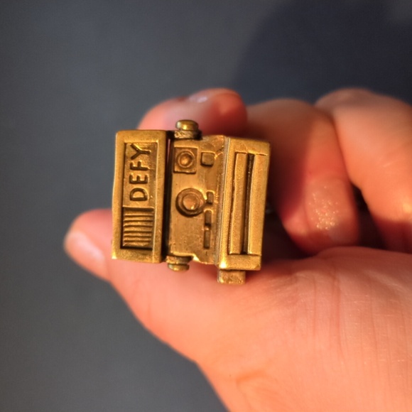 Polaroid camera necklace - Picture 2 of 4